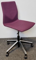 Konferansestol på hjul fra Fourdesign, Danmark, i lilla stofftrekk / krom og sort understell, pent brukt