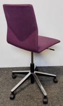 Konferansestol på hjul fra Fourdesign, Danmark, i lilla stofftrekk / krom og sort understell, pent brukt