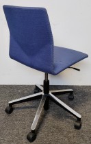 Konferansestol på hjul fra Fourdesign, Danmark, i blått stofftrekk / krom og sort understell, pent brukt