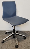 Konferansestol på hjul fra Fourdesign, Danmark, i gråblått stofftrekk / krom og sort understell, pent brukt