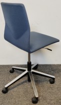 Konferansestol på hjul fra Fourdesign, Danmark, i gråblått stofftrekk / krom og sort understell, pent brukt