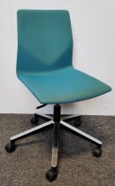 Konferansestol på hjul fra Fourdesign, Danmark, i turkis stofftrekk / krom og sort understell, pent brukt