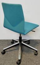 Konferansestol på hjul fra Fourdesign, Danmark, i turkis stofftrekk / krom og sort understell, pent brukt