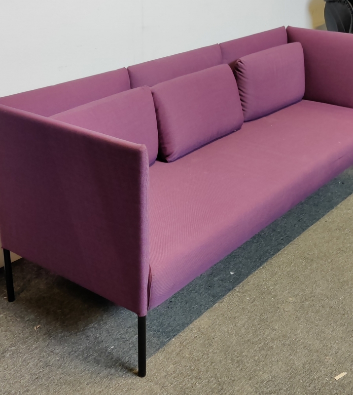 Lekker 3-seter sofa i lilla stoff