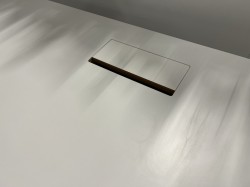 Lekkert skrivebord med elektrisk hevsenk i hvitt med sort kant / krom fra Ragnars, 160x80cm, pent brukt