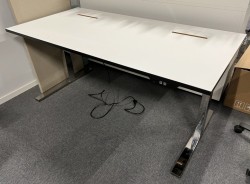 Lekkert skrivebord med elektrisk hevsenk i hvitt med sort kant / krom fra Ragnars, 160x80cm, pent brukt