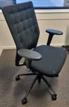 Kontorstol fra Vitra, modell ID Trim, Sort stoff, sort kryss, armlener, Design: A. Citterio, pent brukt