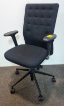 Kontorstol fra Vitra, modell ID Trim, Sort stoff, sort kryss, armlener, Design: A. Citterio, pent brukt