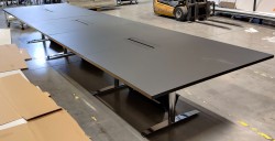 Møtebord i sort / krom fra Svenheim, 540x120cm, passer 18-20 personer, pent brukt