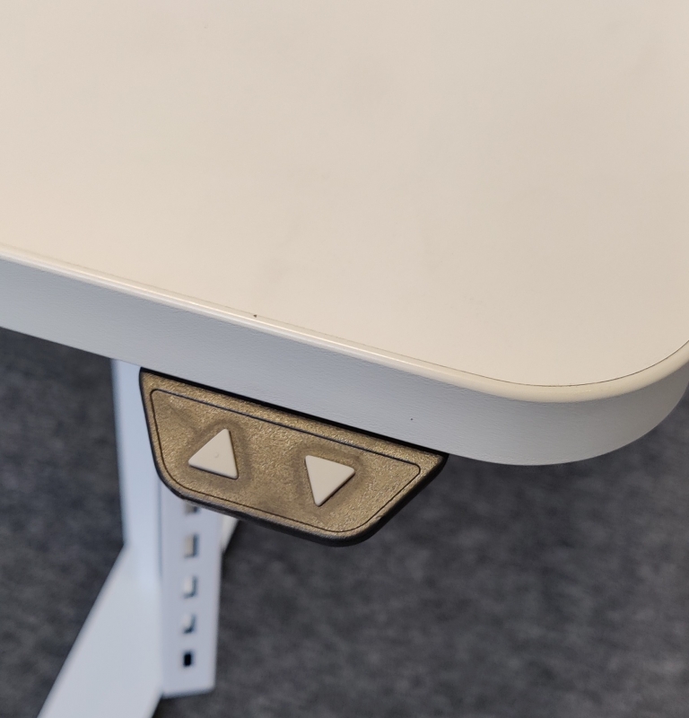 Hevsenk skrivebord i hvit laminat /