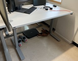 Skrivebord med elektrisk hevsenk i hvitt / grått fra ISKU, 120x80cm, pent brukt