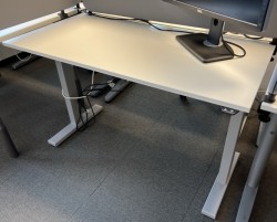 Skrivebord med elektrisk hevsenk i hvitt / grått fra Linak, 120x60cm, pent brukt