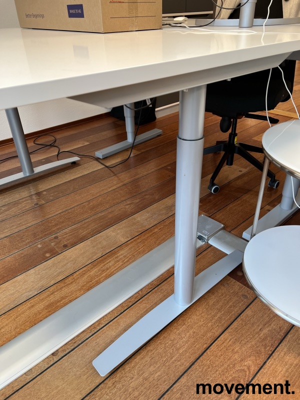 Solgt!Hevsenk skrivebord i hvit laminat / - 3 / 3