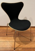 Arne Jacobsen 7er-stol / syver-stol, model 3107 i sort stoff / bøk natur, understell i krom, pent brukt