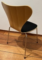 Arne Jacobsen 7er-stol / syver-stol, model 3107 i sort stoff / bøk natur, understell i krom, pent brukt