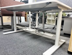Hevsenk skrivebord i hvit laminat / hvitt understell fra Linak / EFG, 160x80cm, pent brukt