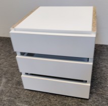 Innmat / skuffer i hvitt til skap med 3 skuffer, 34cm bredde, 34cm dybde, 33cm høyde, pent brukt