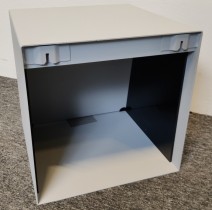 Vegghengt hylle i grålakkert metall, skråstilt display-luke med oppbevaring inni, pent brukt