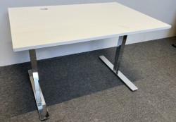 Kompakt skrivebord 120x80cm fra EFG, Hvit plate, krom T-bens understell, pent brukt