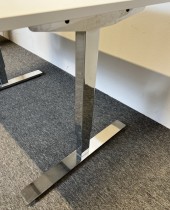 Kompakt skrivebord 120x80cm fra EFG, Hvit plate, krom T-bens understell, pent brukt
