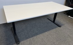 Møtebord / konferansebord i hvitt / sort fra EFG, 180x90cm, pent brukt