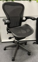 Kontorstol: Herman Miller Aeron i sort mesh, Størrelse Medium (2 prikker), brukt