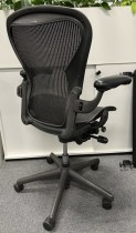 Kontorstol: Herman Miller Aeron i sort mesh, Størrelse Medium (2 prikker), brukt