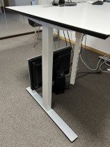 Hevsenk skrivebord fra Dencon i hvit laminat med sort forkant / hvitt, 160x90cm, magebue, pent brukt