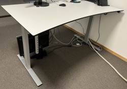 Hevsenk skrivebord fra Dencon i hvit laminat med sort forkant / hvitt, 160x90cm, magebue, pent brukt