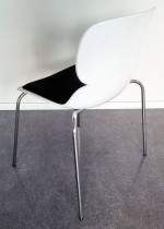 Konferansestol i hvitt / sort / krom, Molo fra Duba, fire benl, Design: Norway Says, pent brukt