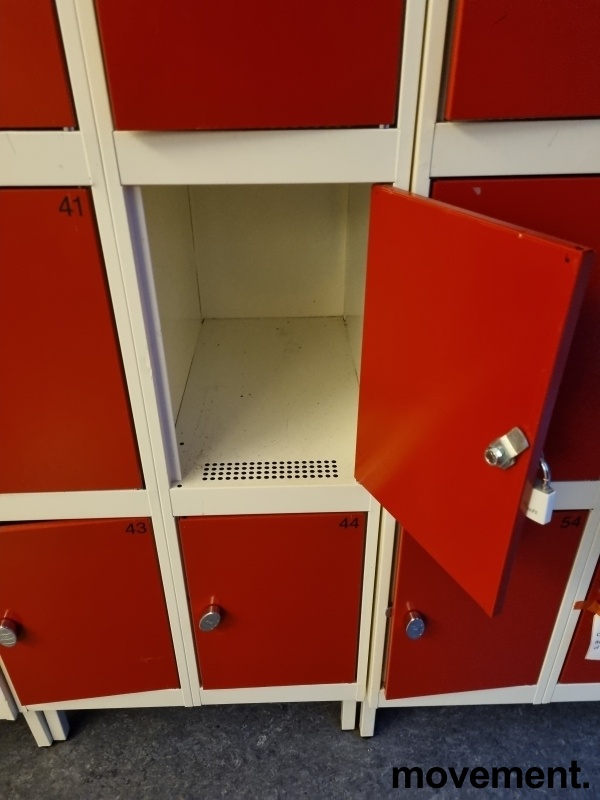 Solgt!Garderobeskap i stål, 12 luker / 3 - 2 / 2