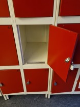 Garderobeskap i stål, 12 luker / 3 bredder, grått skrog / røde dører, 200cm h, 90cm bredde, 55cm dybde, pent brukt