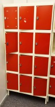 Garderobeskap i stål, 12 luker / 3 bredder, grått skrog / røde dører, 200cm h, 90cm bredde, 55cm dybde, pent brukt