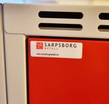 Garderobeskap fra Sarpsborg Metall i stål, 15 luker / 3 bredder, grått skrog / røde dører, 176cm H, 90cm B, 55cm D, pent brukt