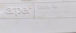 Arper Catifa 46 konferansestol, rygg i hvitt, polstret sete i lilla, meieunderstell i krom, pent brukt