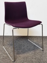 Arper Catifa 46 konferansestol, rygg i hvitt, polstret sete i lilla, meieunderstell i krom, pent brukt