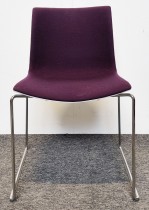 Arper Catifa 46 konferansestol, rygg i hvitt, polstret sete i lilla, meieunderstell i krom, pent brukt