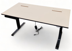 Elektrisk hevsenk skrivebord fra Ragnars, 160x80cm, hvit plate m/sort kant / sort understell, pent brukt