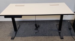 Elektrisk hevsenk skrivebord fra Ragnars, 160x80cm, hvit plate m/sort kant / sort understell, pent brukt