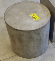 Liten, rund krakk  / sittepufff i grå betong, Ø=35 H=40cm, pent brukt