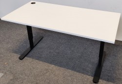 Skrivebord i hvitt / sort fra EFG, 160x80cm, pent brukt