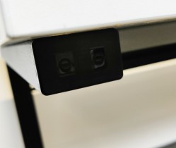 Skrivebord i hvitt / sort fra EFG, 160x80cm, brukt med litt slitasje på kanten av platen