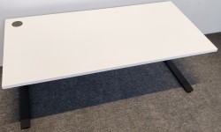Skrivebord i hvitt / sort fra EFG, 160x80cm, brukt med litt slitasje på kanten av platen