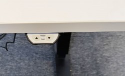Elektrisk hevsenk skrivebord fra EFG i hvitt sort, 160x80cm, pent brukt