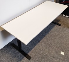 Skrivebord i hvitt / sort fra EFG, 200x80cm, pent brukt