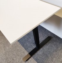 Skrivebord i hvitt / sort fra EFG, 200x80cm, pent brukt