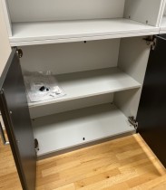 Kinnarps Space-serie skap i lys grå med dører i mørk grå, 2+2 permhøyder, bredde 80cm, høyde 156cm, pent brukt