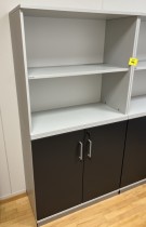 Kinnarps Space-serie skap i lys grå med dører i mørk grå, 2+2 permhøyder, bredde 80cm, høyde 156cm, pent brukt