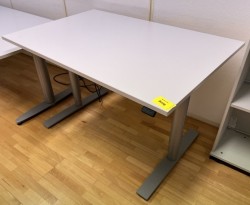 Kinnarps Oberon elektrisk hevsenk skrivebord i lyst grå, understell i grått, 120x80cm, pent brukt