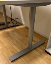 Kinnarps Oberon elektrisk hevsenk skrivebord i lyst grå, understell i grått, 120x80cm, pent brukt